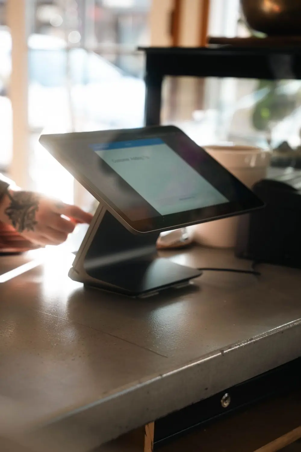 Tablet usado como caixa no balcão de uma cafeteria