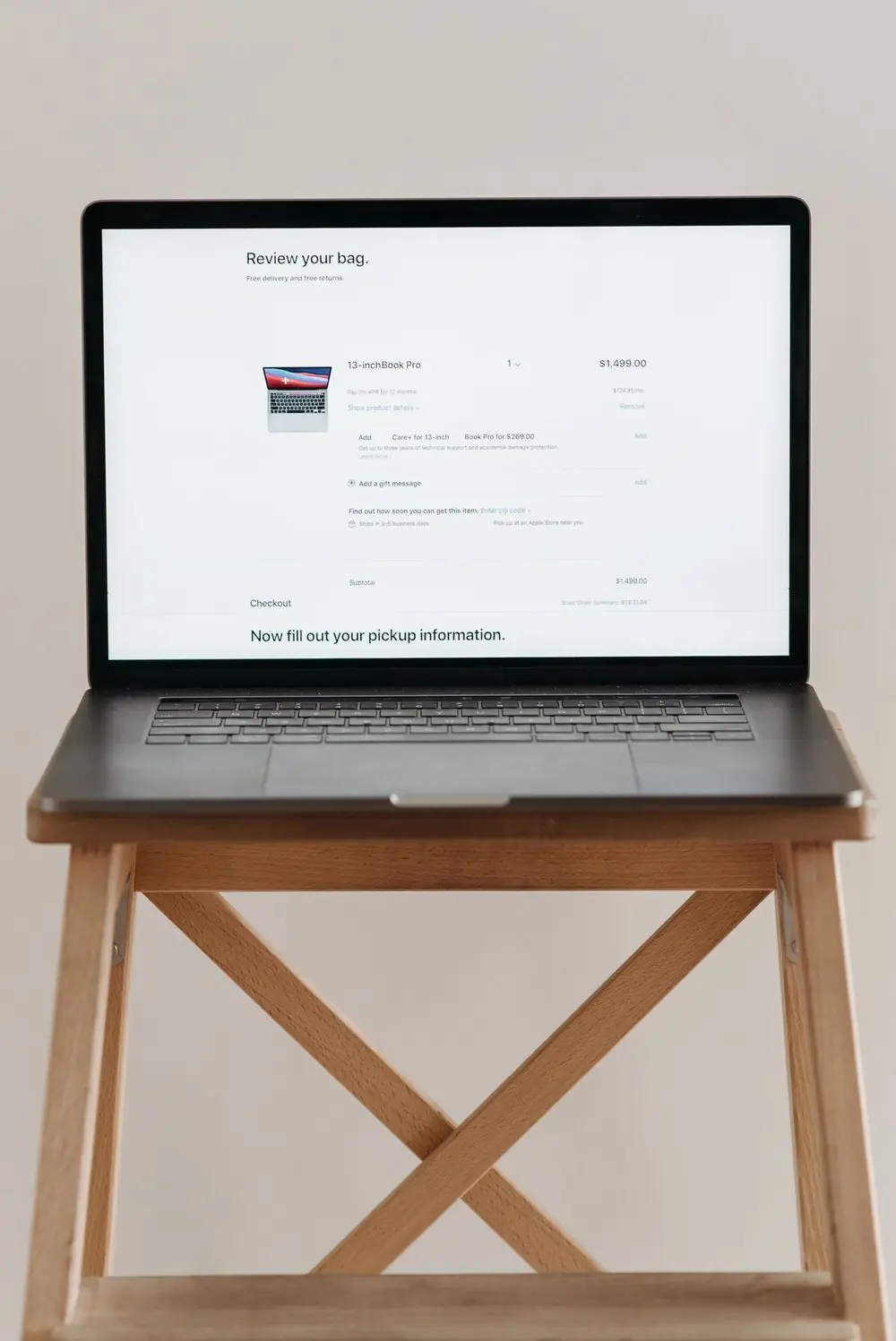 Notebook aberto na tela de checkout de uma loja virtual
