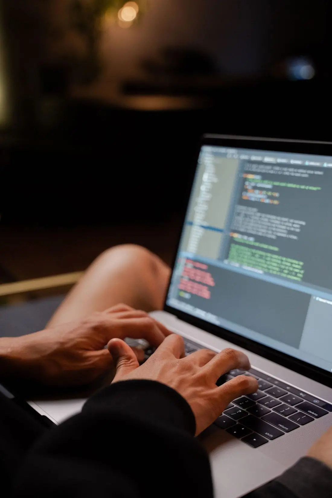 Desenvolvedor programando num notebook