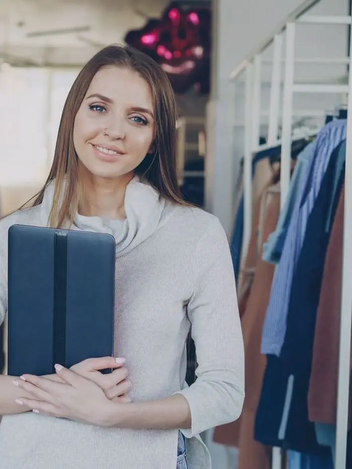 Dona de loja de roupas com um tablet na mão
